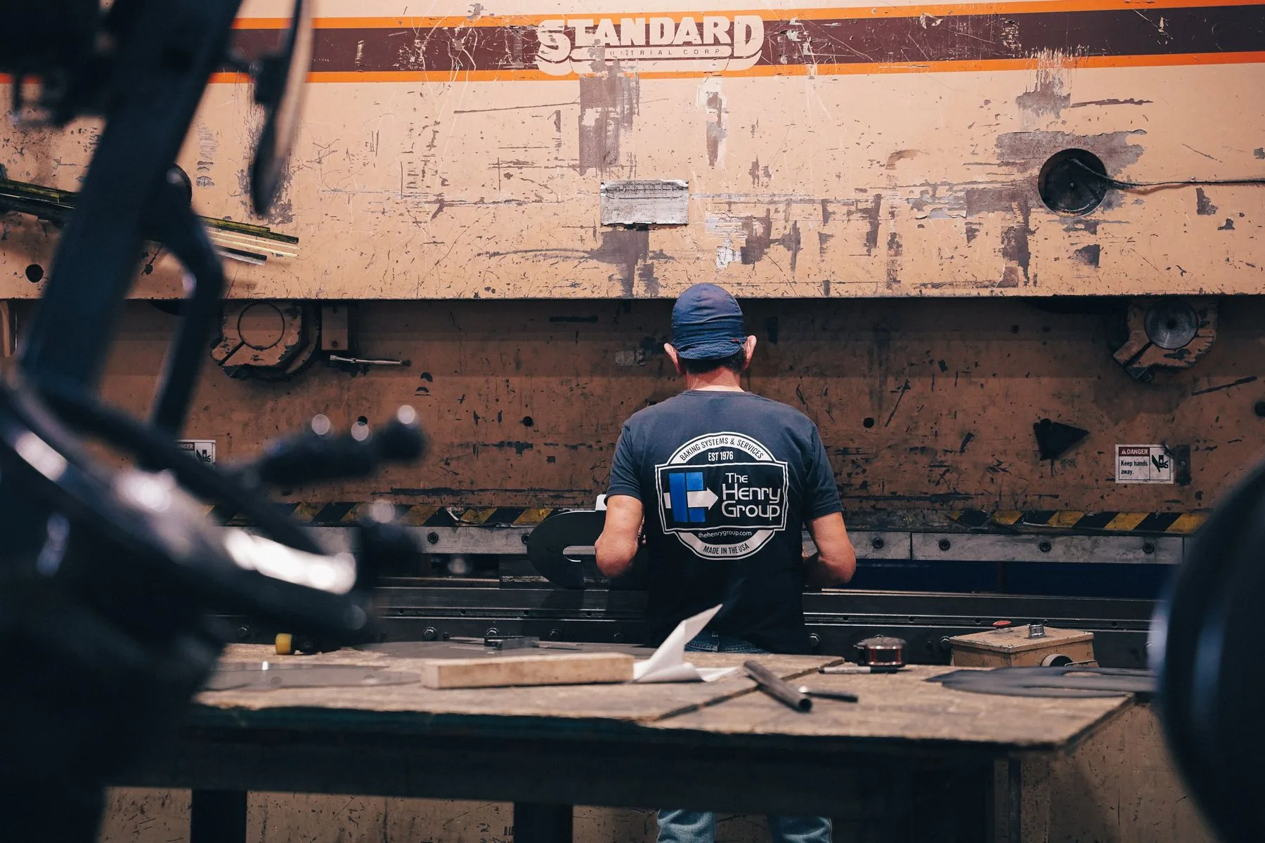 THG operator at the press brake