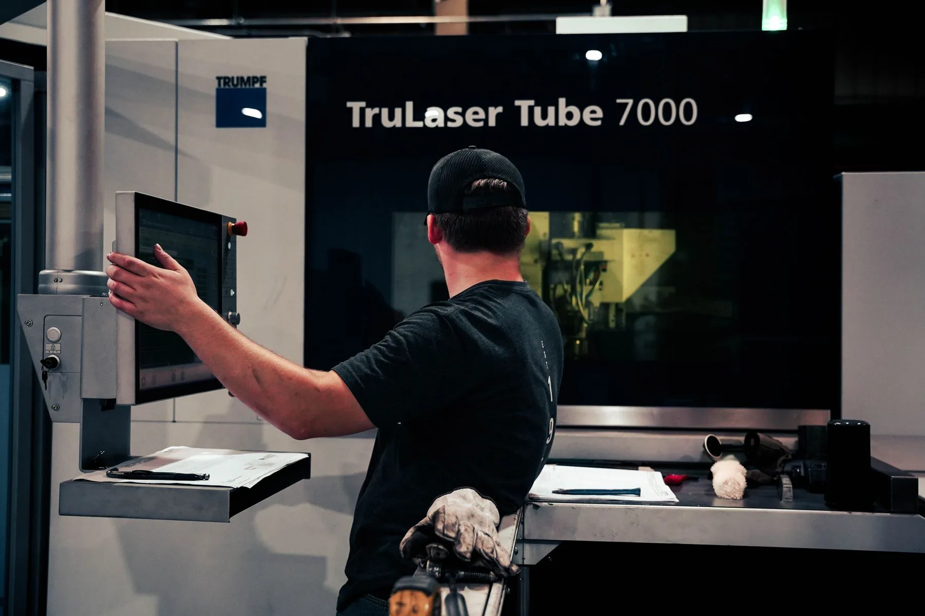 Operator using the tube laser control panel