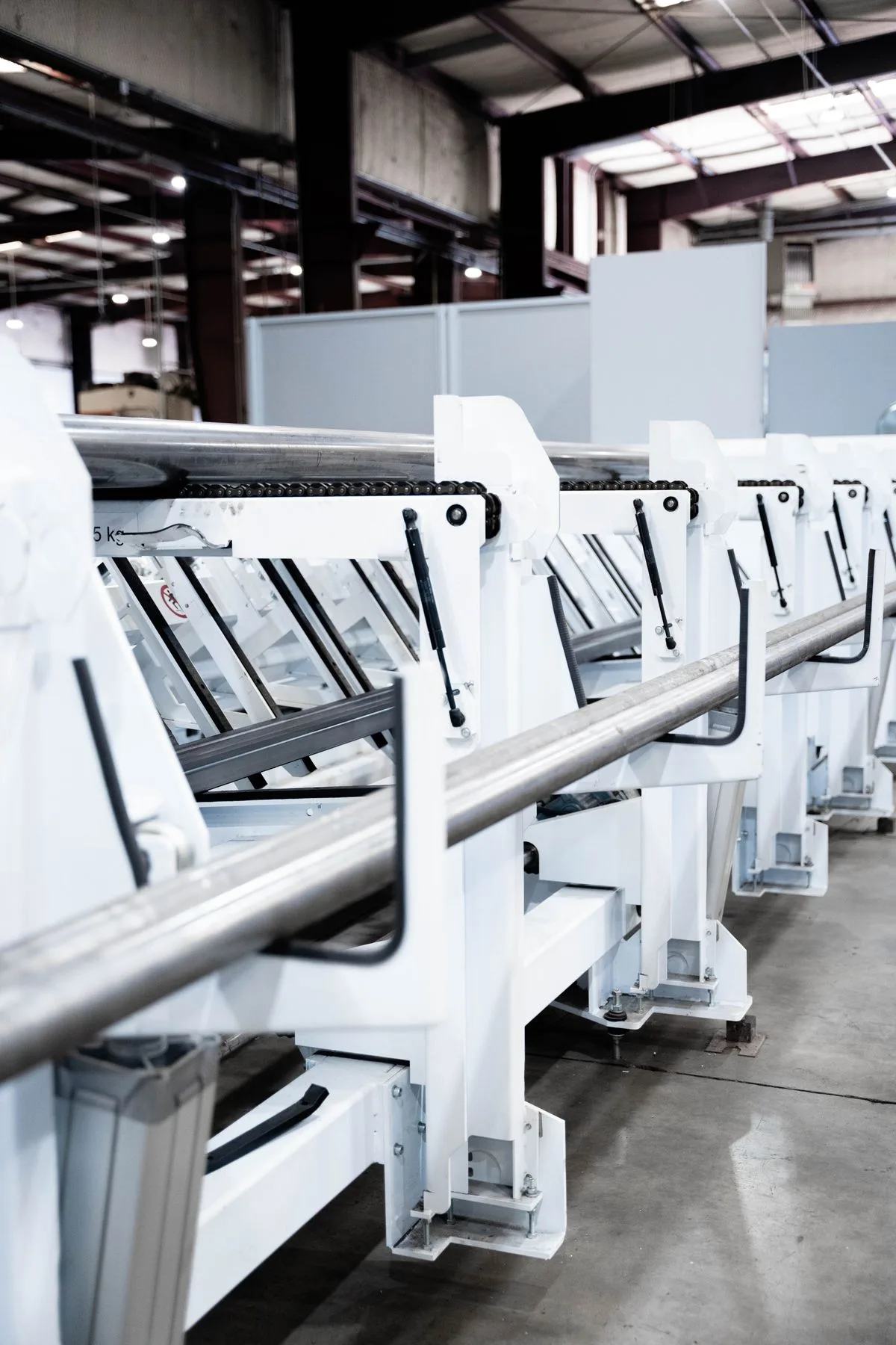 Round metal tubes on the laser loading supports